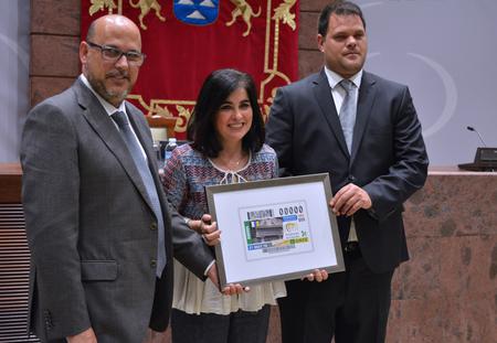 Los representantes de ONCE entregan a Darias el cupón.