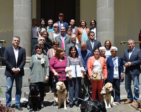 Foto de familia en el patio.