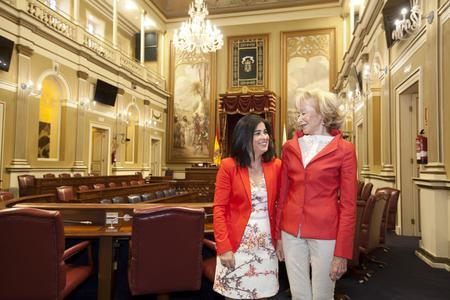 Darias y Fernández de la Vega, en el salón de plenos.