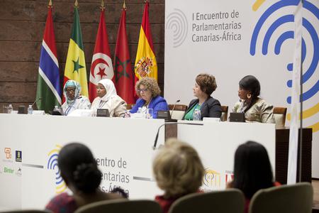 Elena Luis moderó el primer panel.