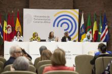 Cristina Tavío, con las participantes en el tercer panel.