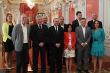 Los miembros de la Mesa, con el alcalde, los portavoces municipales y el cronista oficial.