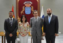 Un momento del acto de firma del convenio.