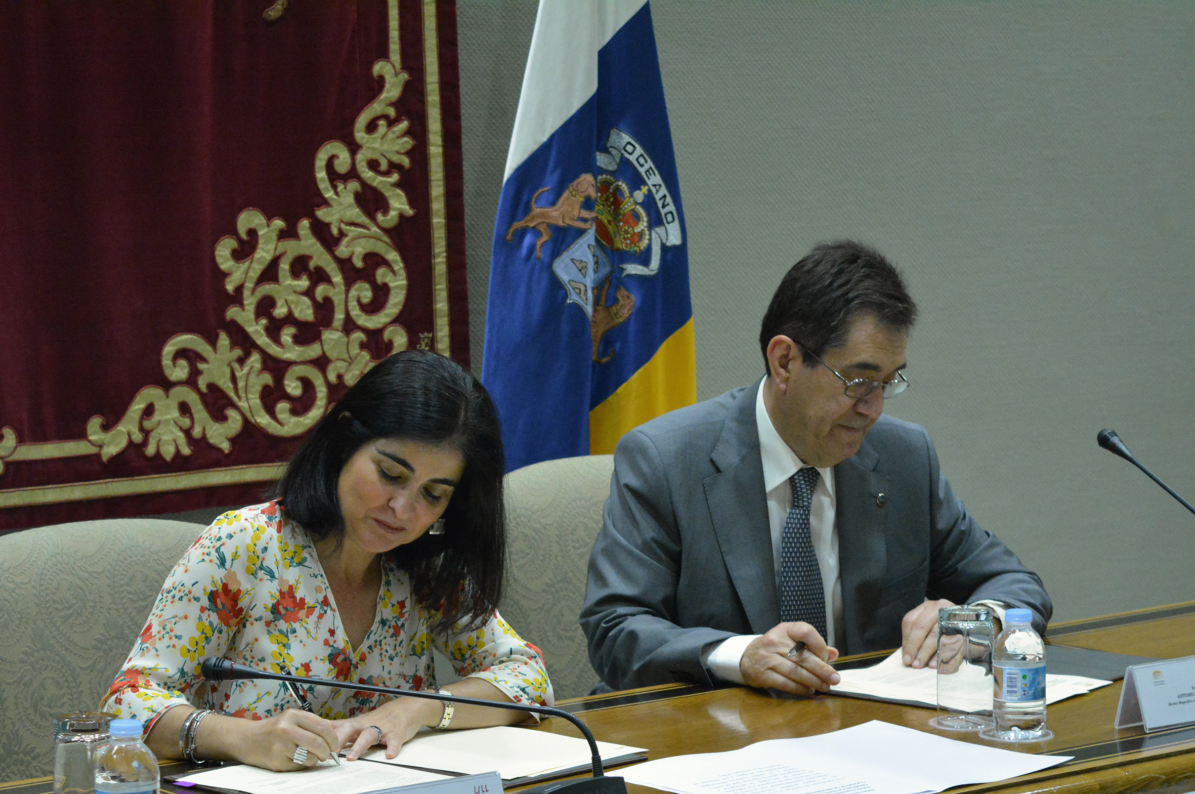 Darias y Martinón firman el documento.