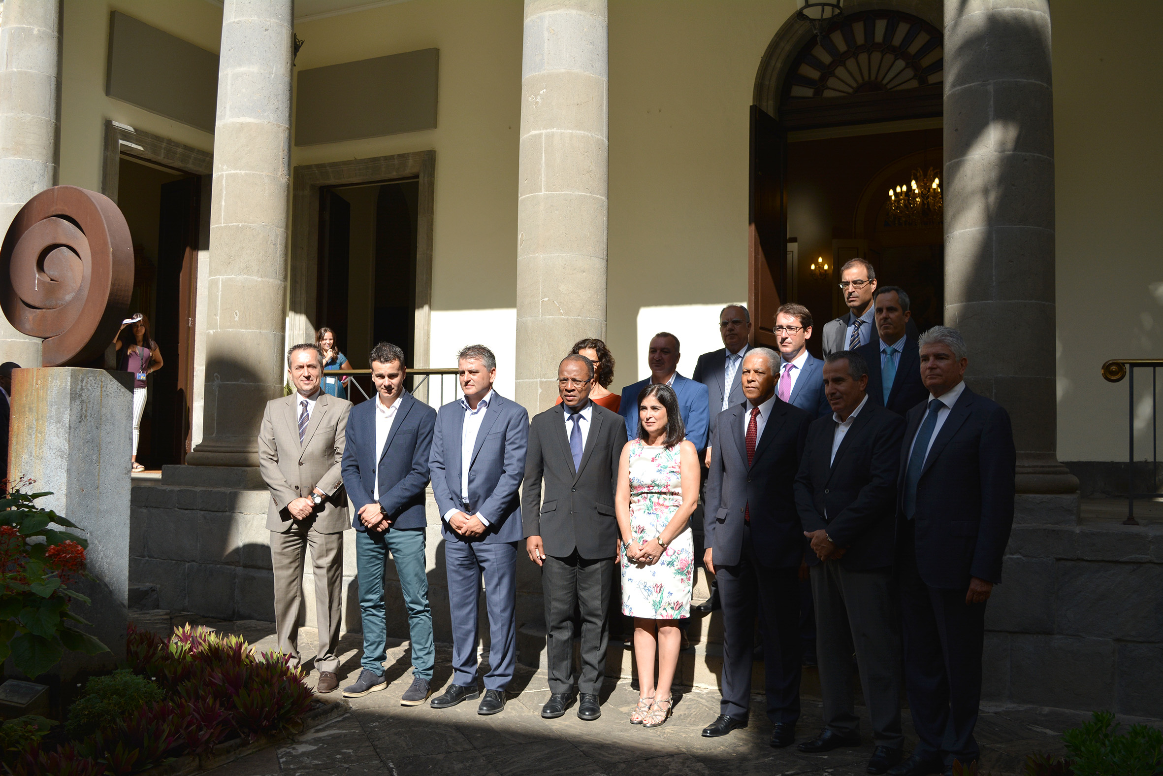 La Mesa, los portavoces y la delegación de Cabo Verde en el patio del Parlamento.