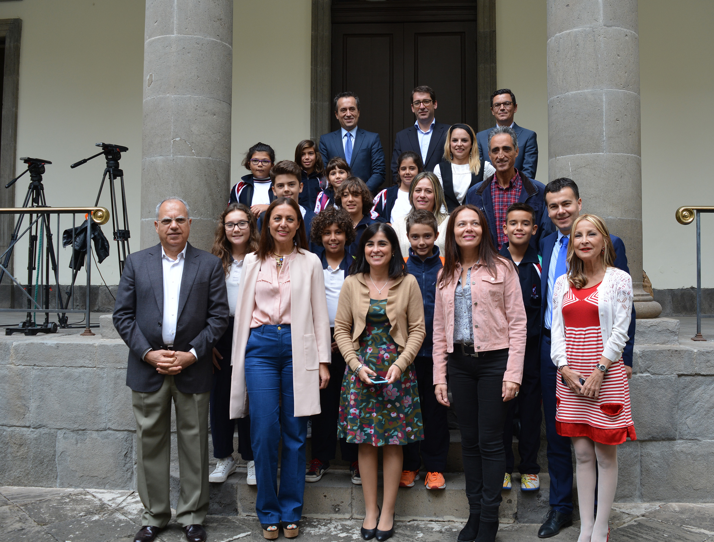 Los Alumnos Y Alumnas Del Ceip Amelia Vega De Telde Traen Al Parlamento Su Proyecto Radio Los Picos Parlamento De Canarias
