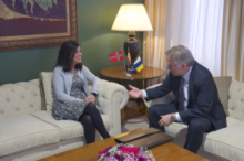 Fotografía La presidenta del Parlamento recibe al embajador de Noruega en España 