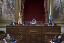 Fotografía El Parlamento de Canarias reconoce la labor formativa y artística de la Escuela ‘Luján Pérez’ 