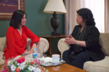 Fotografía El Parlamento de Canarias recibe a la politóloga, escritora y activista iraní Nazanín Armanian 