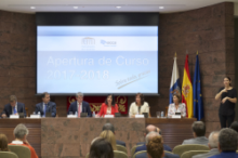 Fotografía La presidenta del Parlamento inaugura la exposición 'Cooperación internacional en imágenes'