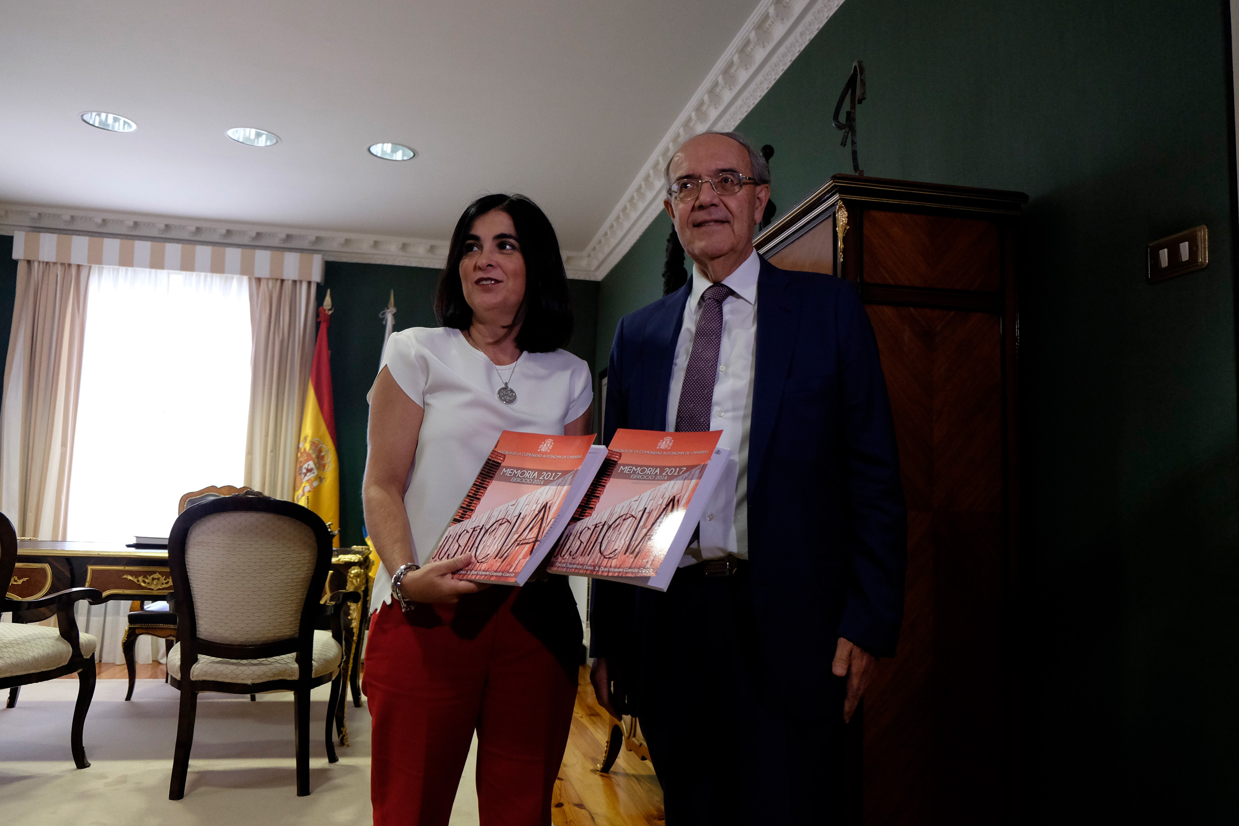 Vicente Garrido entrega la memoria a la presidenta del Parlamento.