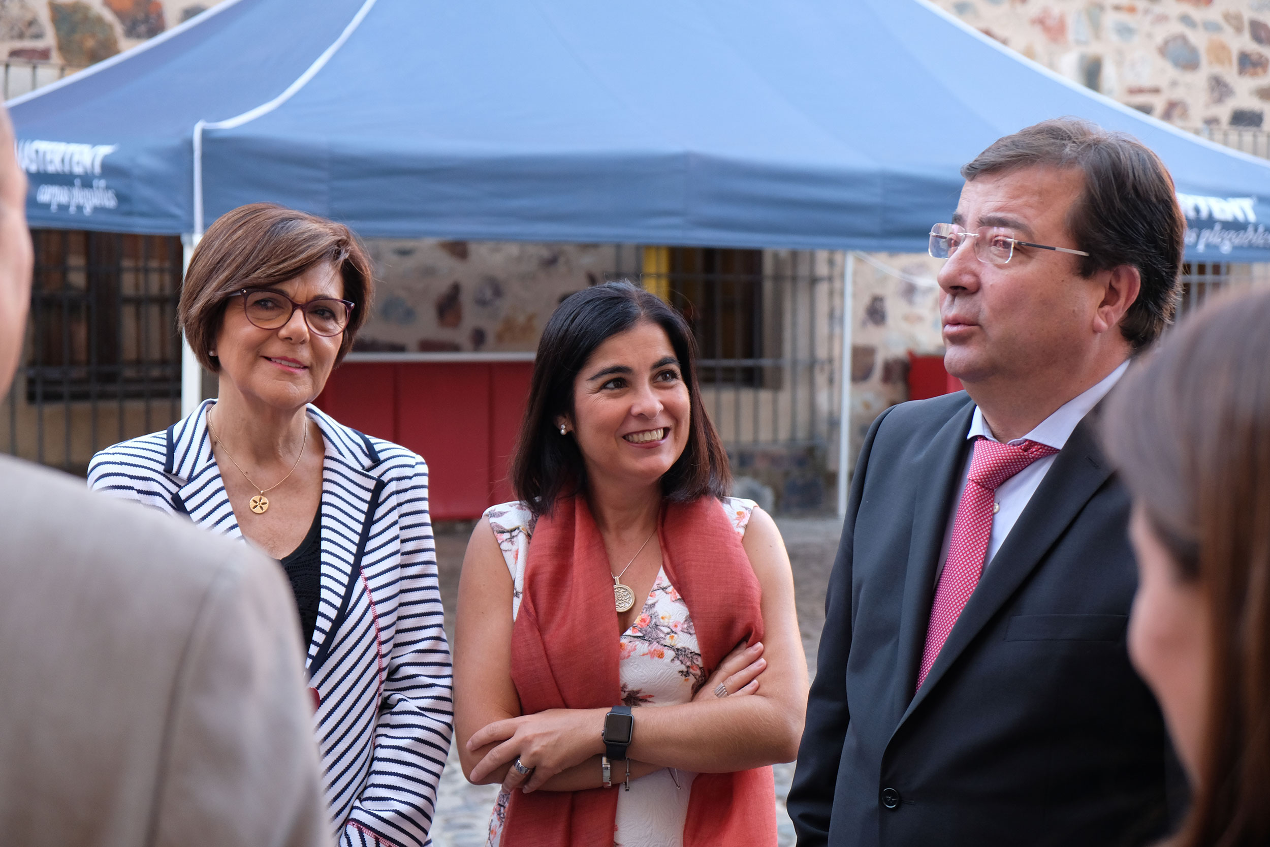 La presidenta, con Guillermo Fernández y Rosa Peñalver durante un receso.