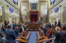 Fotografía El Parlamento de Canarias guarda un minuto de silencio en memoria de Javier Fernández Quesada 
