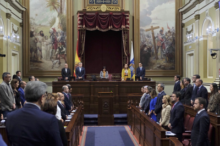 Fotografía El Pleno del Parlamento guarda un minuto de silencio en memoria de Victoriano Ríos 