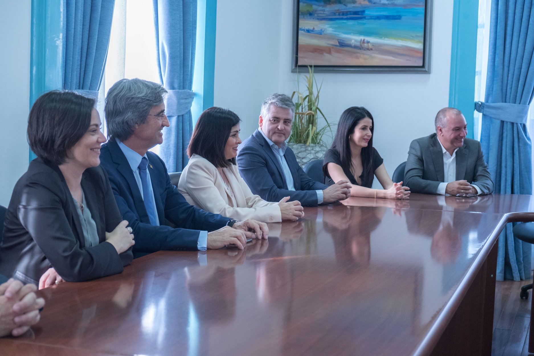 La delegación canaria, durante su reunión con el alcalde de Praia, Oscar Santos.