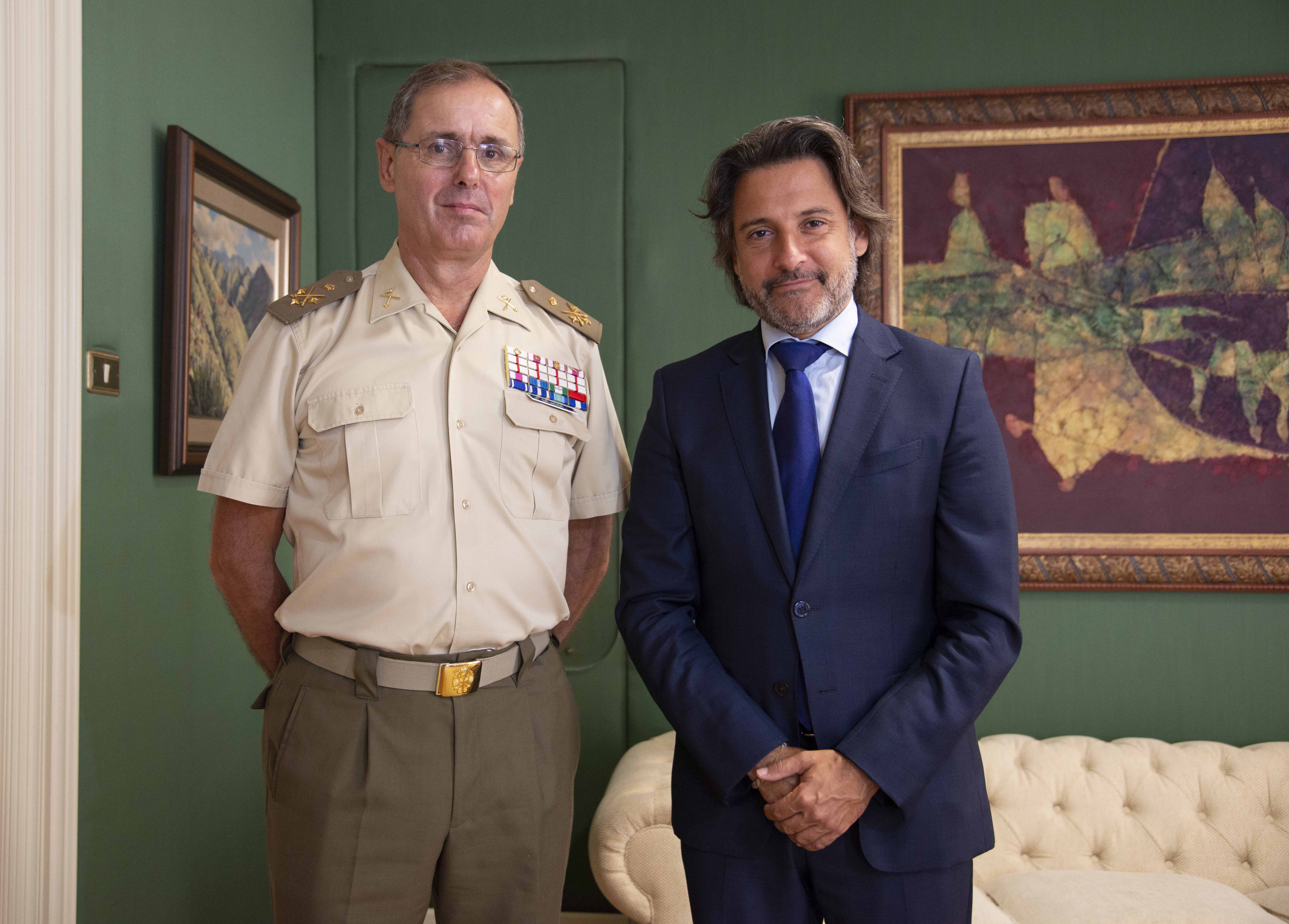 El presidente del Parlamento y el teniente general del Mando de Canarias durante un momento de la visita