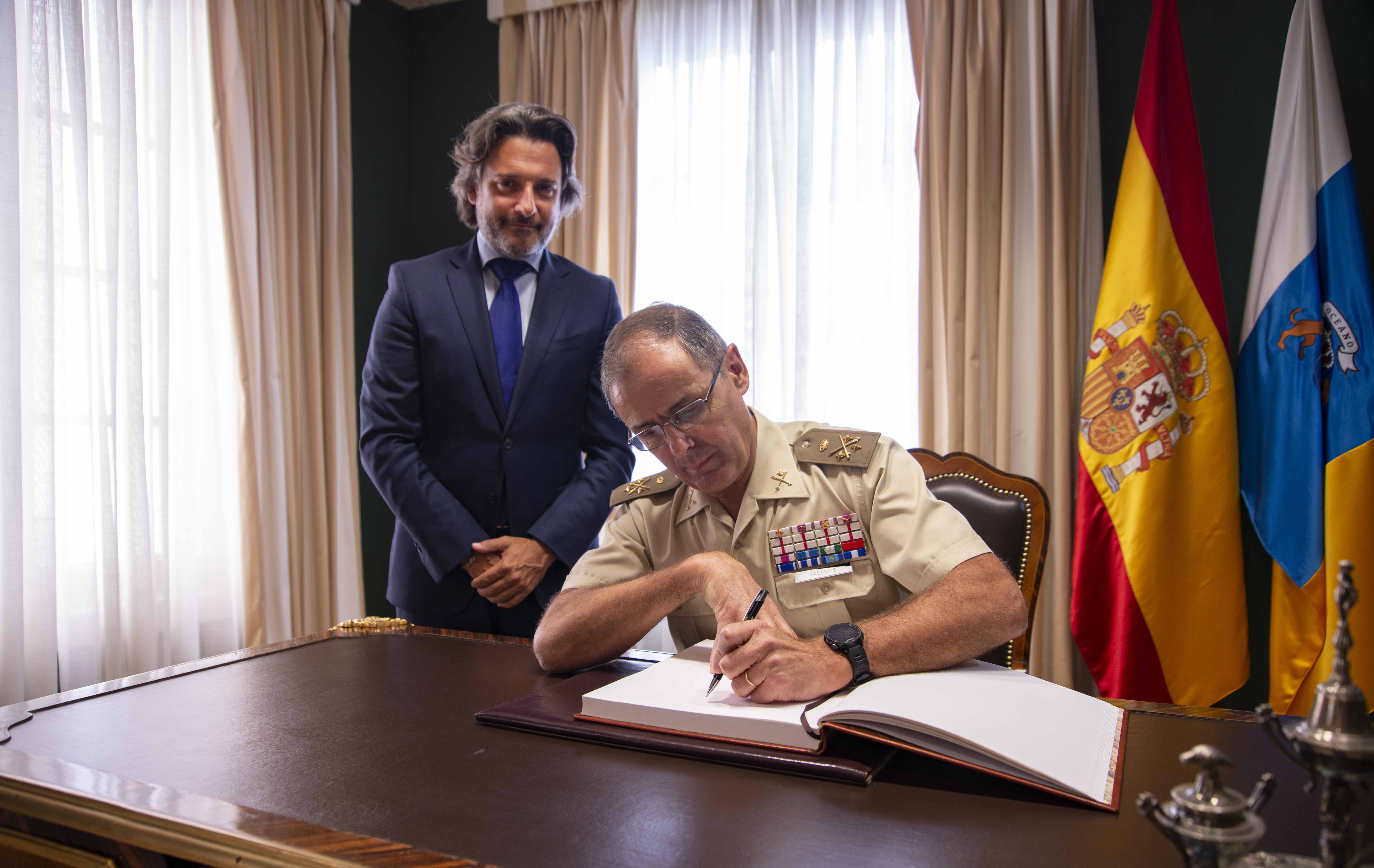 Don Carlos Palacios firmando el libro de visitas del Parlamento de Canarias
