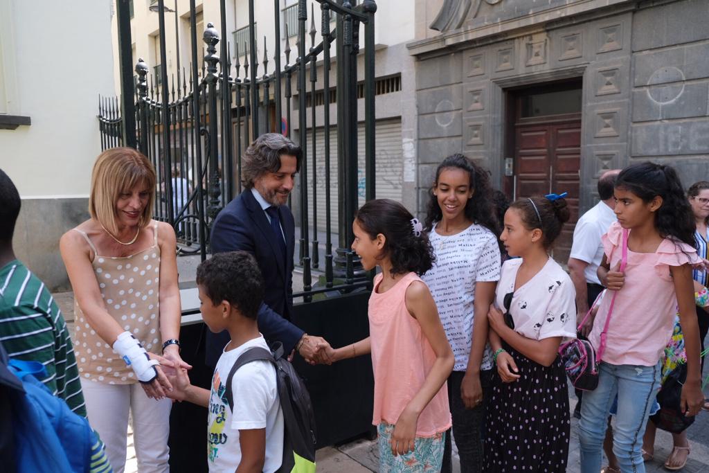 El presidente del Parlamento y la Mesa dan la bienvenida a las niñas y niños saharauis