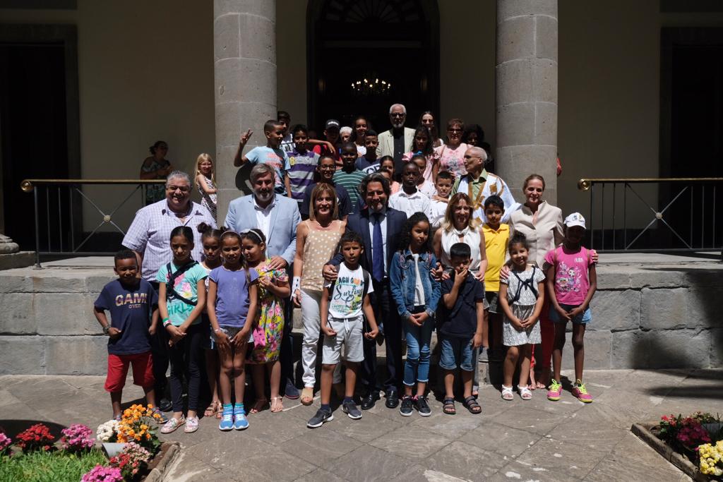 Las niñas y niños del programa Vacaciones en Paz acompañados del presidente y la Mesa durante un momento de su visita