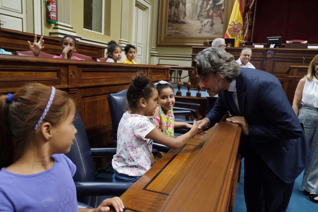 El presidente del Parlamento, Gustavo Matos, saludando a una de las niñas