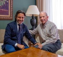 Fotografía El presidente del Parlamento de Canarias mantiene un encuentro con el fotógrafo Trino Garriga en su 90 cumpleaños 