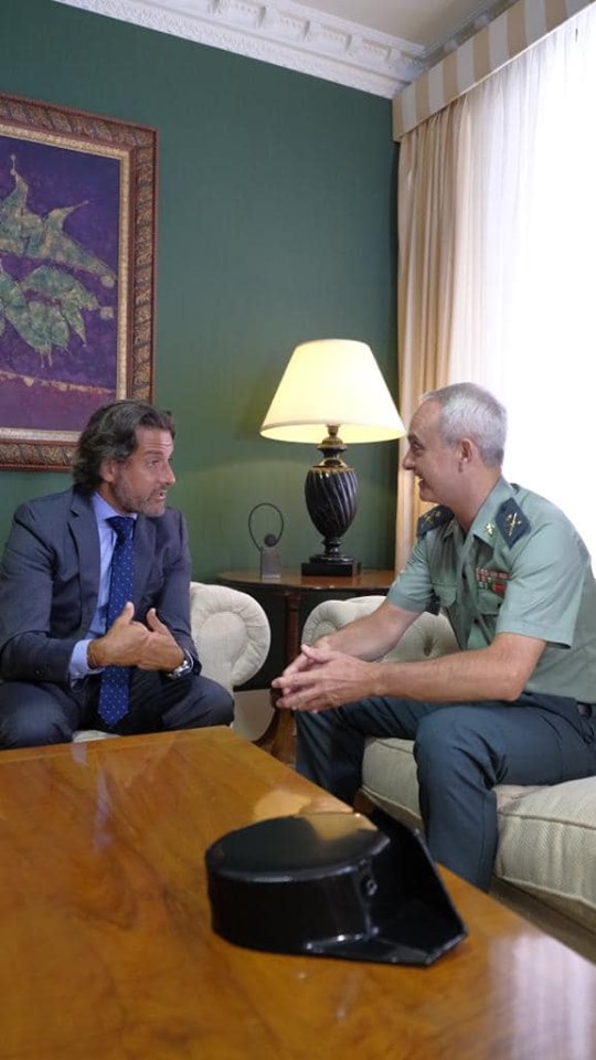 El presidente del Parlamento de Canarias y el General Jefe de la Guardia Civil de Canarias durante su encuentro