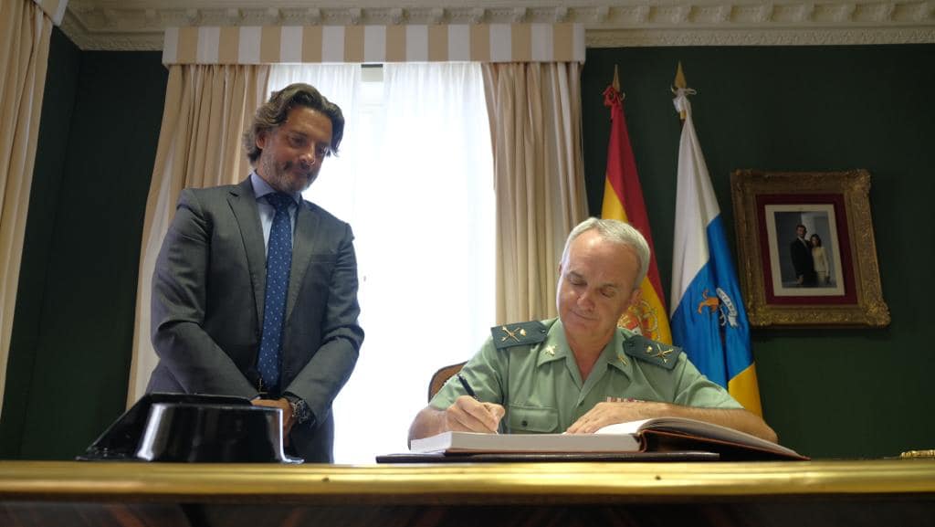 El General Jefe de la Guardia Civil de Canarias firmando en el Libro de Honor del Parlamento