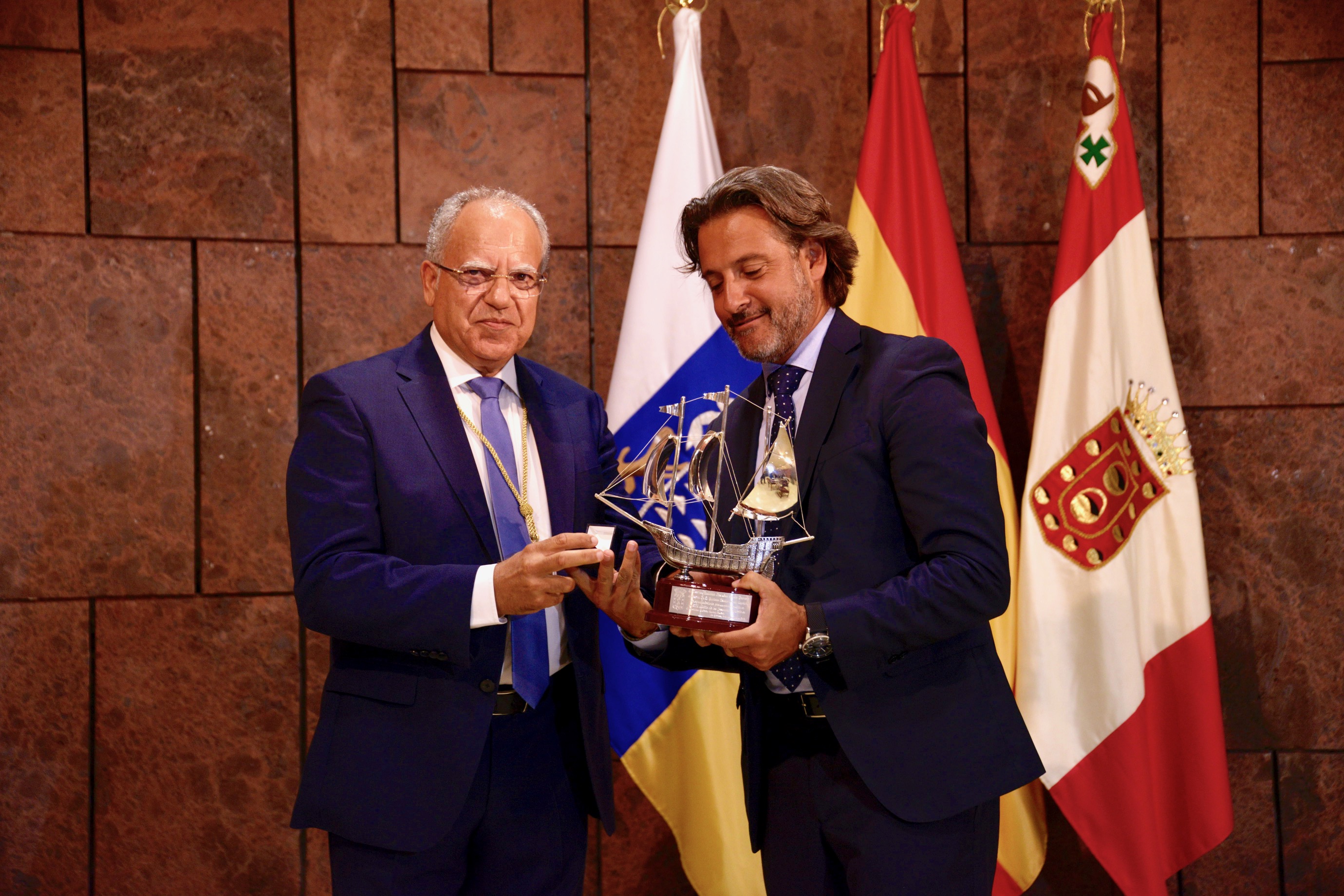 El presidente del Parlamento de Canarias, Gustavo Matos, y el presidente del Cabildo de La Gomera, Casimiro Curbelo