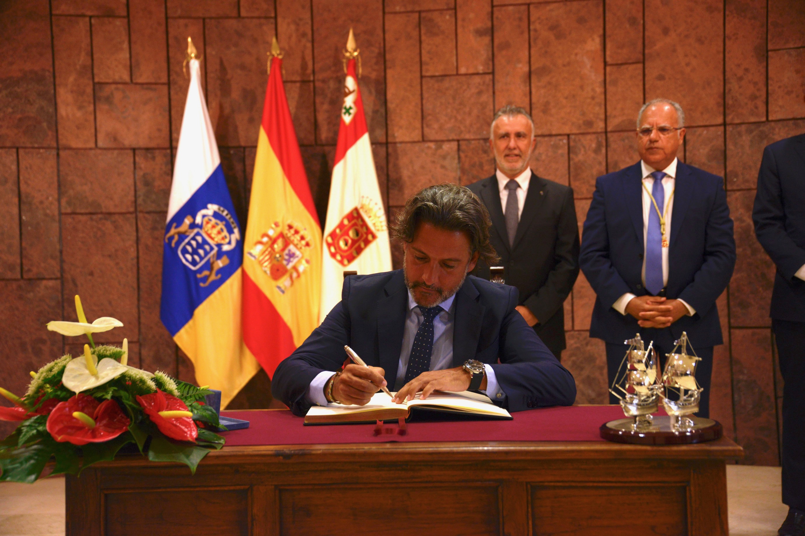 El presidente del Parlamento de Canarias firmando el Libro de Honor del Cabildo de La Gomera