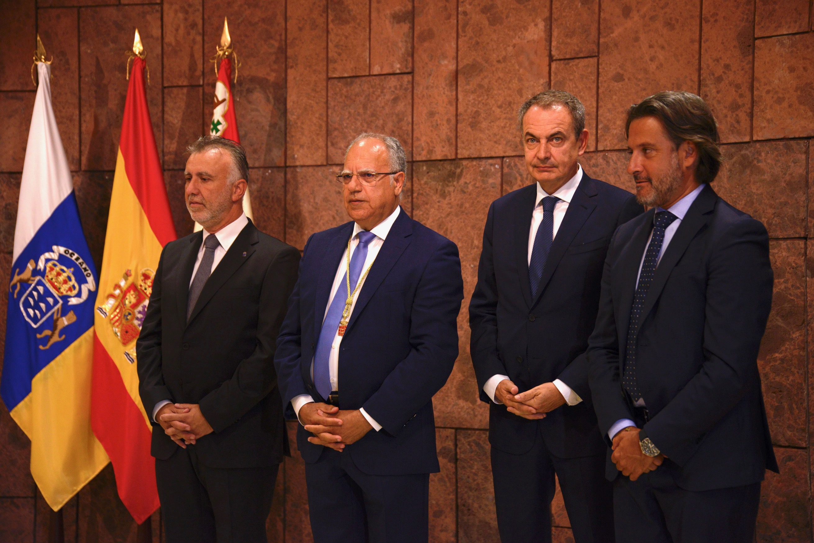 Los presidentes del Parlamento, el Gobierno canario y el Cabildo gomero, junto con el conferenciante oficial de las Jornadas, José Luis Rodríguez Zapatero
