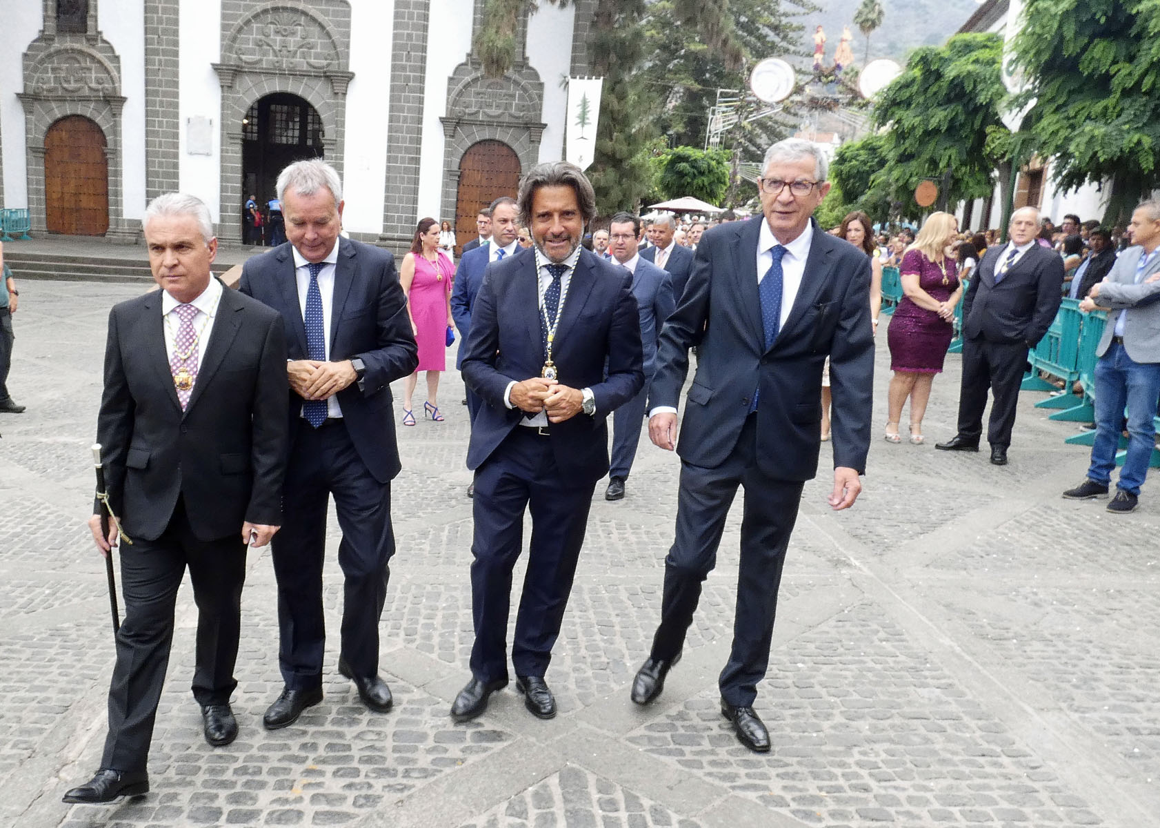 El presidente del Parlamento de Canarias y otras autoridades acompañan a la imagen en su procesión