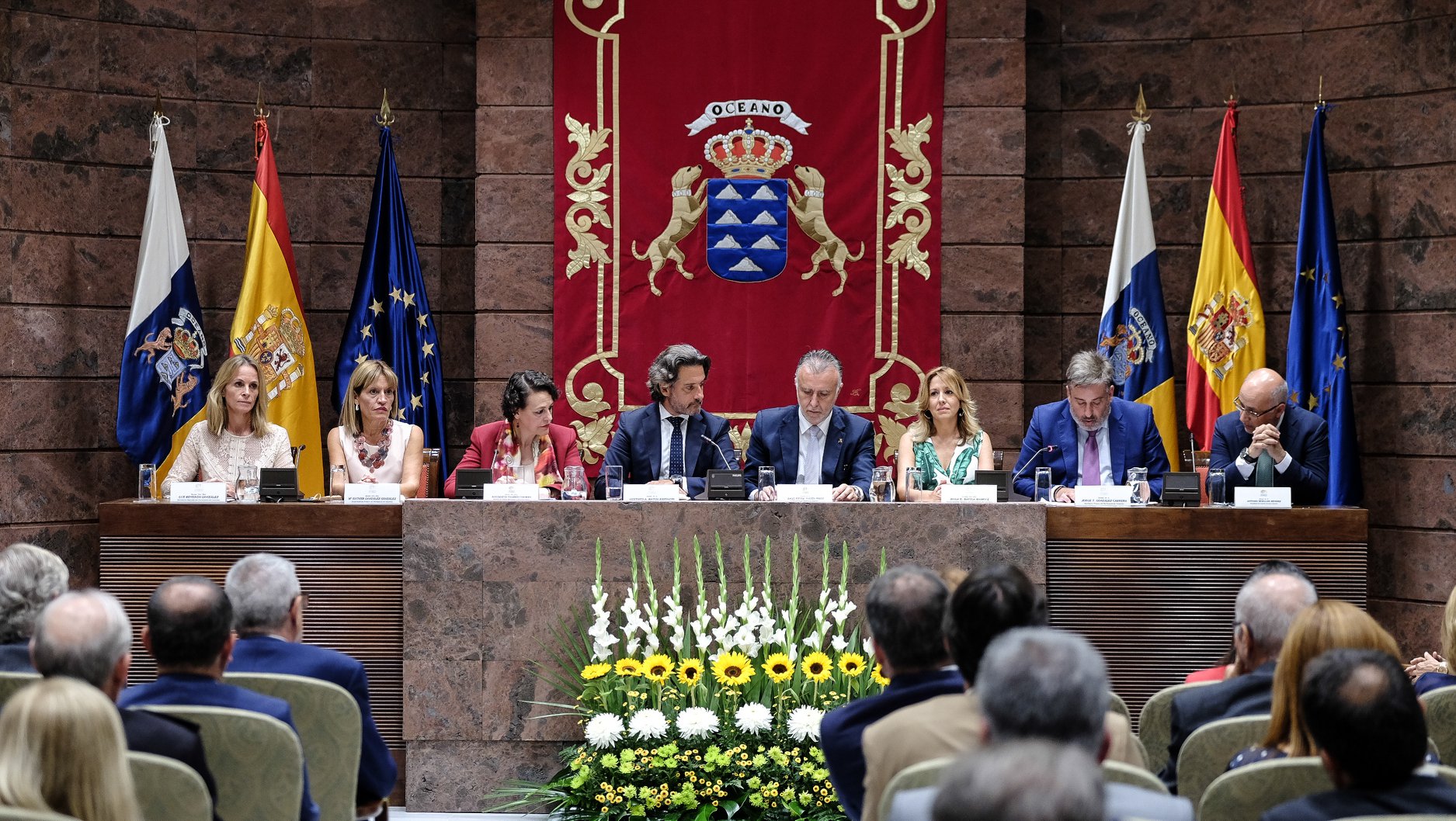 Las autoridades presidiendo el acto de reconocimiento del Parlamento a los participantes en la extinción de los incendios de Gran Canaria