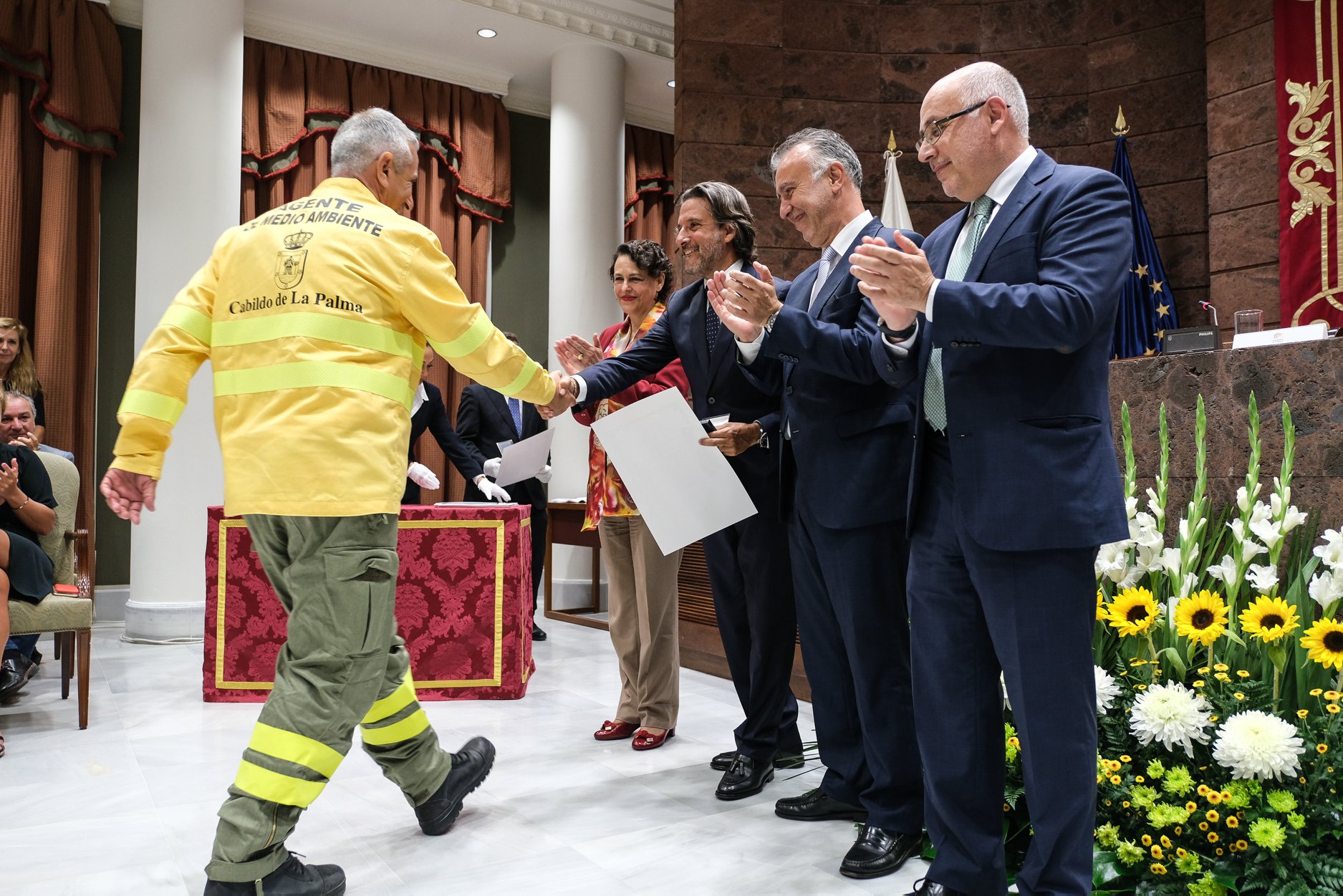 Un momento durante la entrega de reconocimientos a los participantes en la extinción de los incendios de Gran Canaria