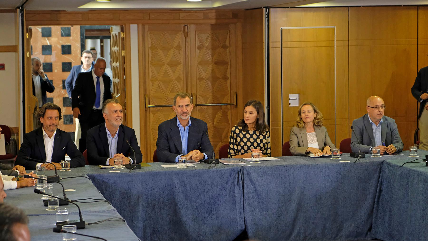 SSMM los Reyes acompañados del presidente de Canarias, el presidente del Parlamento y otras autoridades