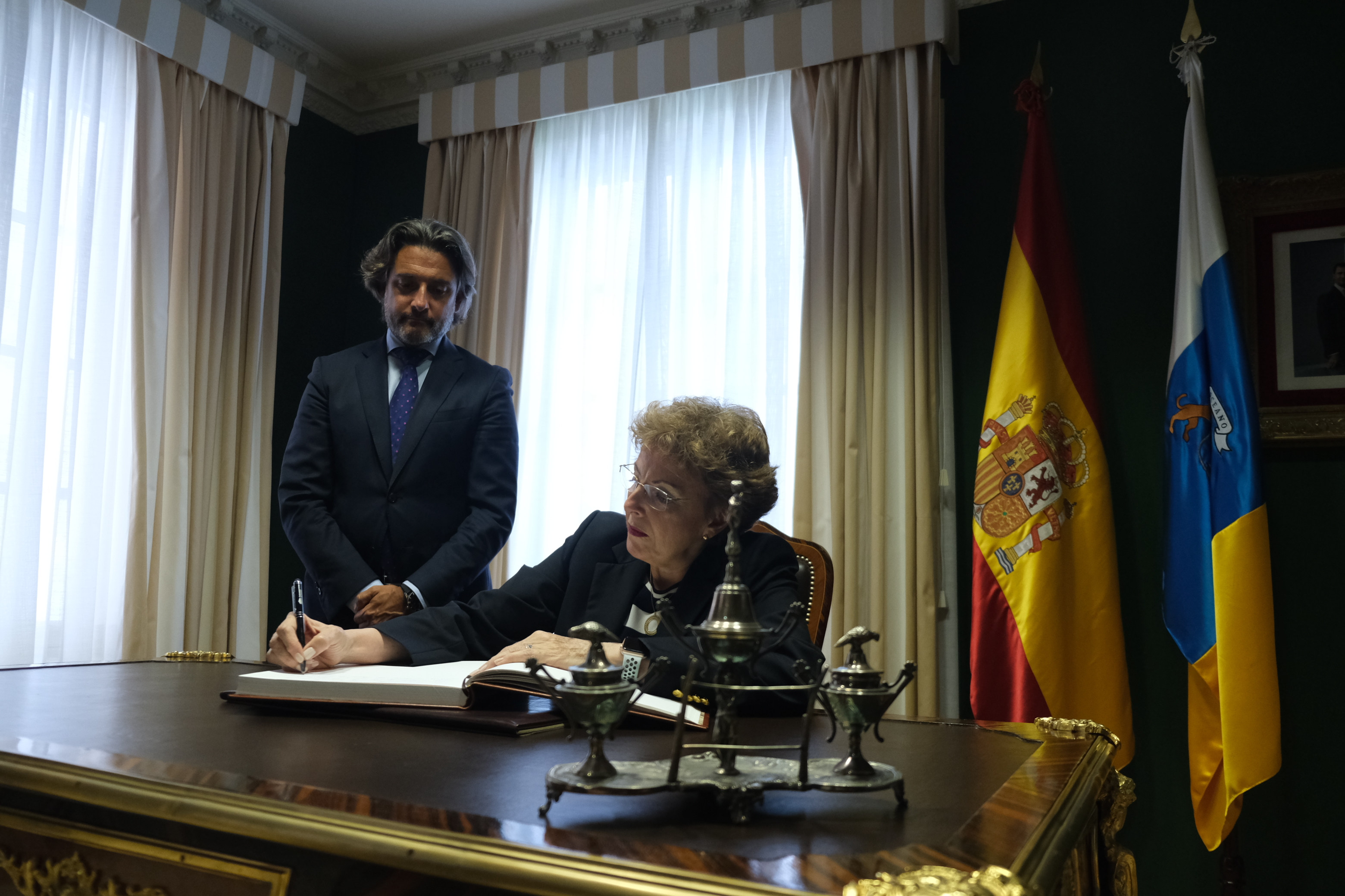 La embajadora firmando el Libro de Honor del Parlamento de Canarias