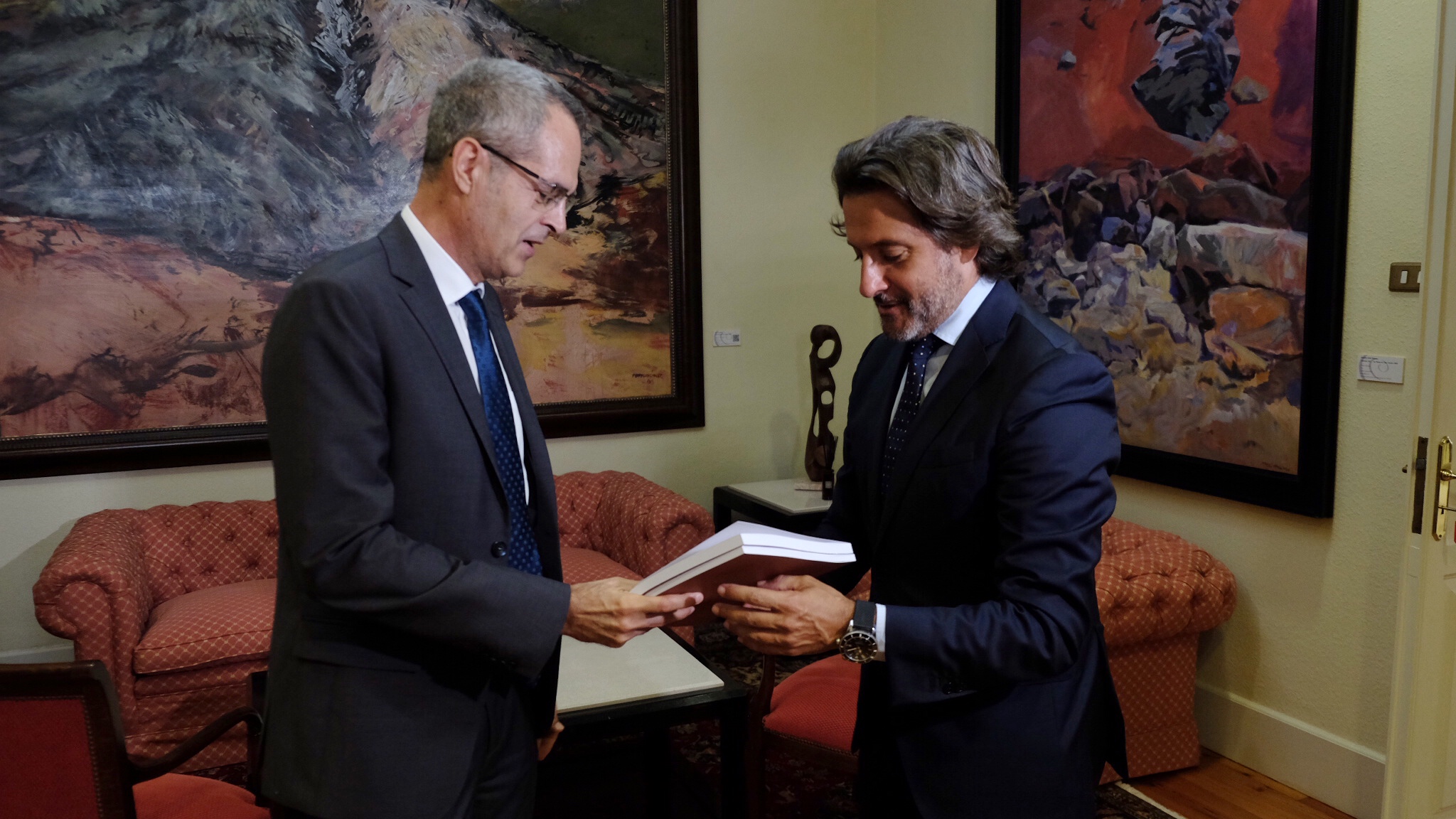 El Fiscal Superior de Canarias haciendo entrega al presidente del Parlamento de la memoria