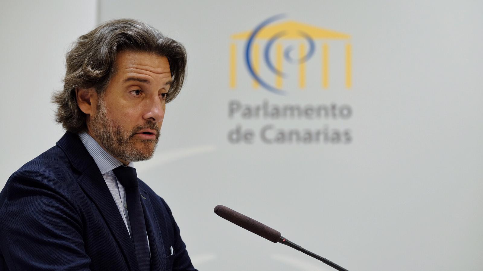 El presidente del Parlamento de Canarias durante la rueda de prensa sobre la presidencia canaria de los parlamentos regionales de la UE para 2020