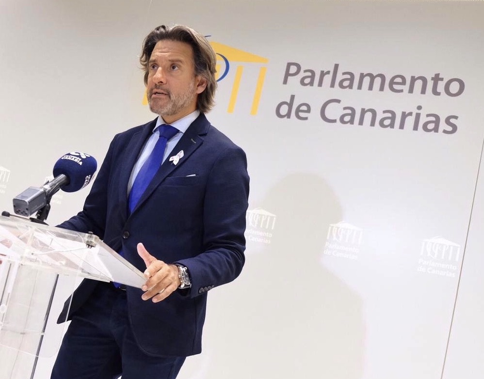 El presidente del Parlamento de Canarias, Gustavo Matos, atendiendo a los medios de comunicación tras la reunión de la Mesa