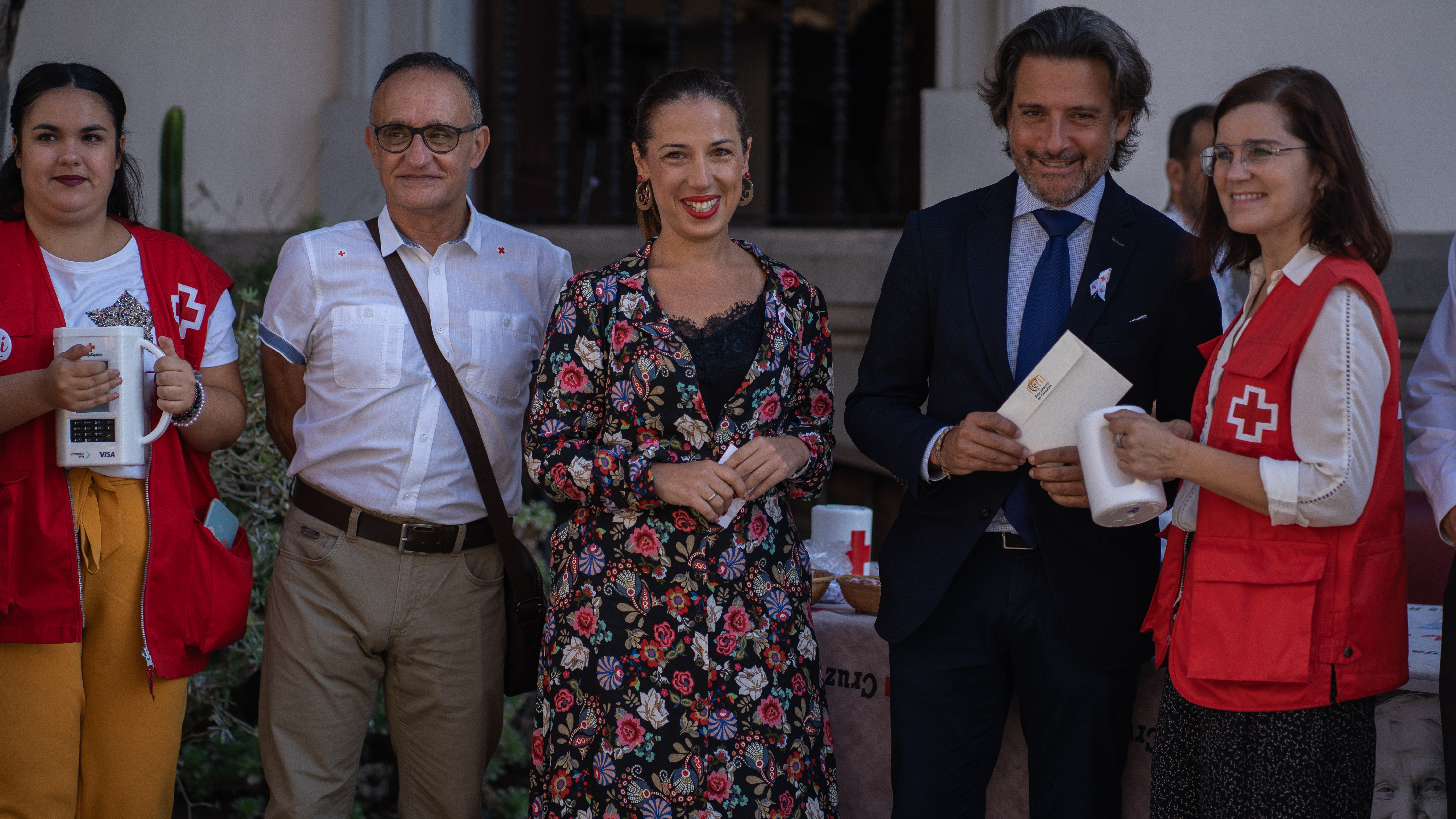 El presidente del Parlamento de Canarias acompañado de la alcaldesa de Santa Cruz de Tenerife haciendo entrega de la donación a Cruz Roja