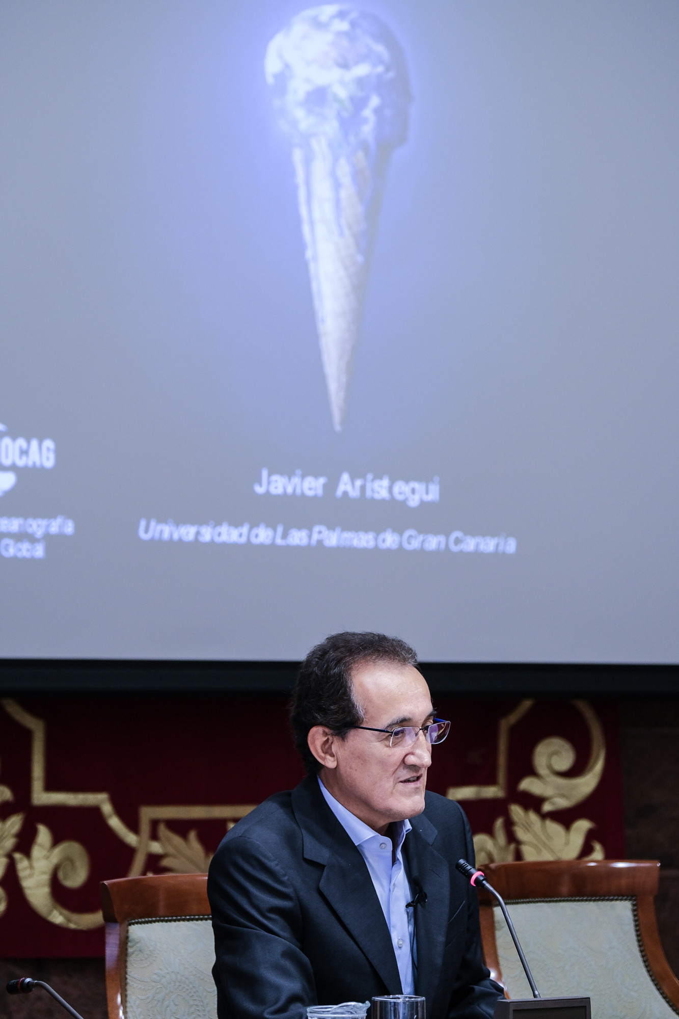 El profesor Javier Arístegui durante su conferencia sobre el cambio climático en el Parlamento de Canarias