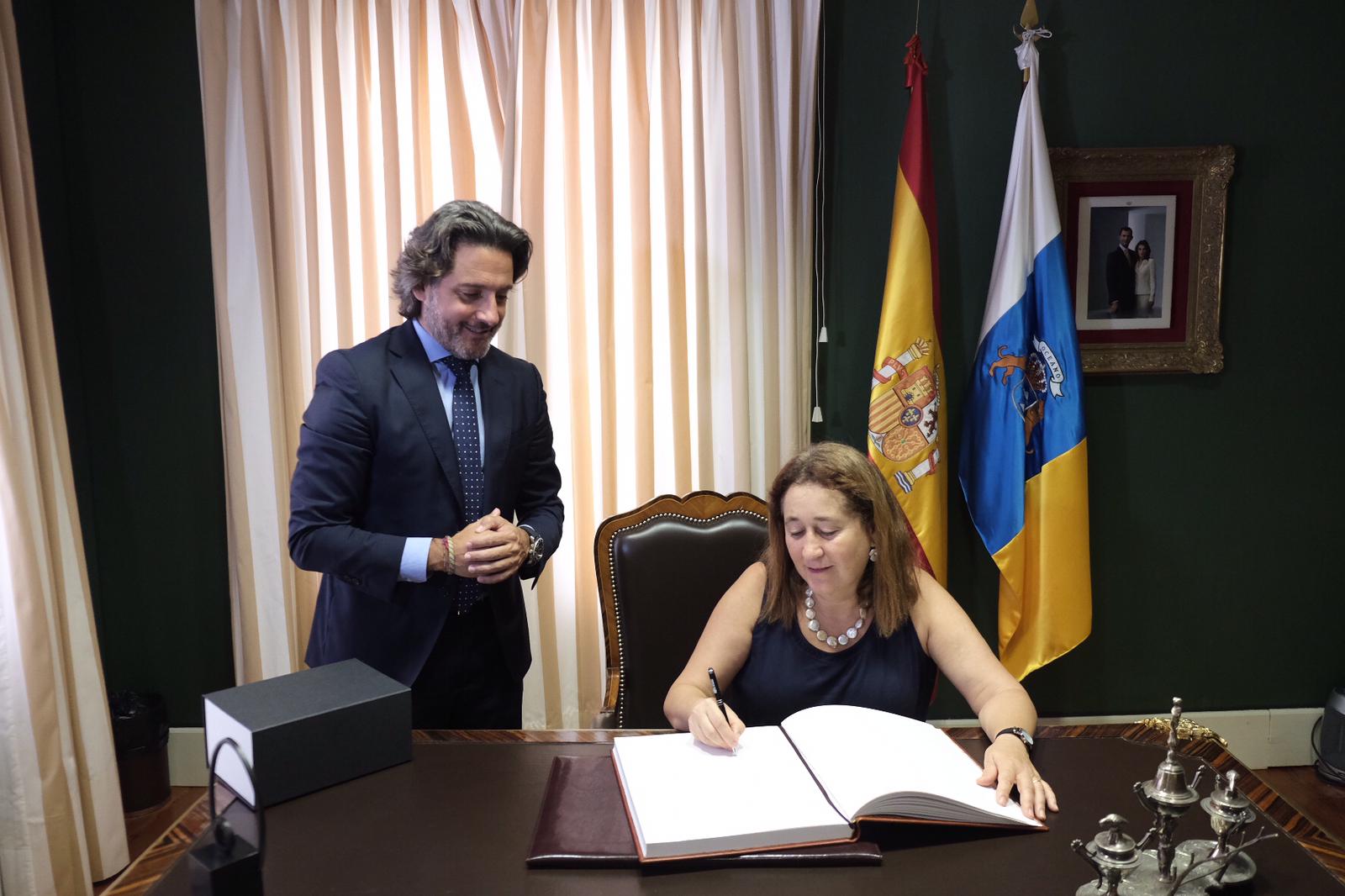 La embajadora de España en Cabo Verde firmando el Libro de Honor del Parlamento canario