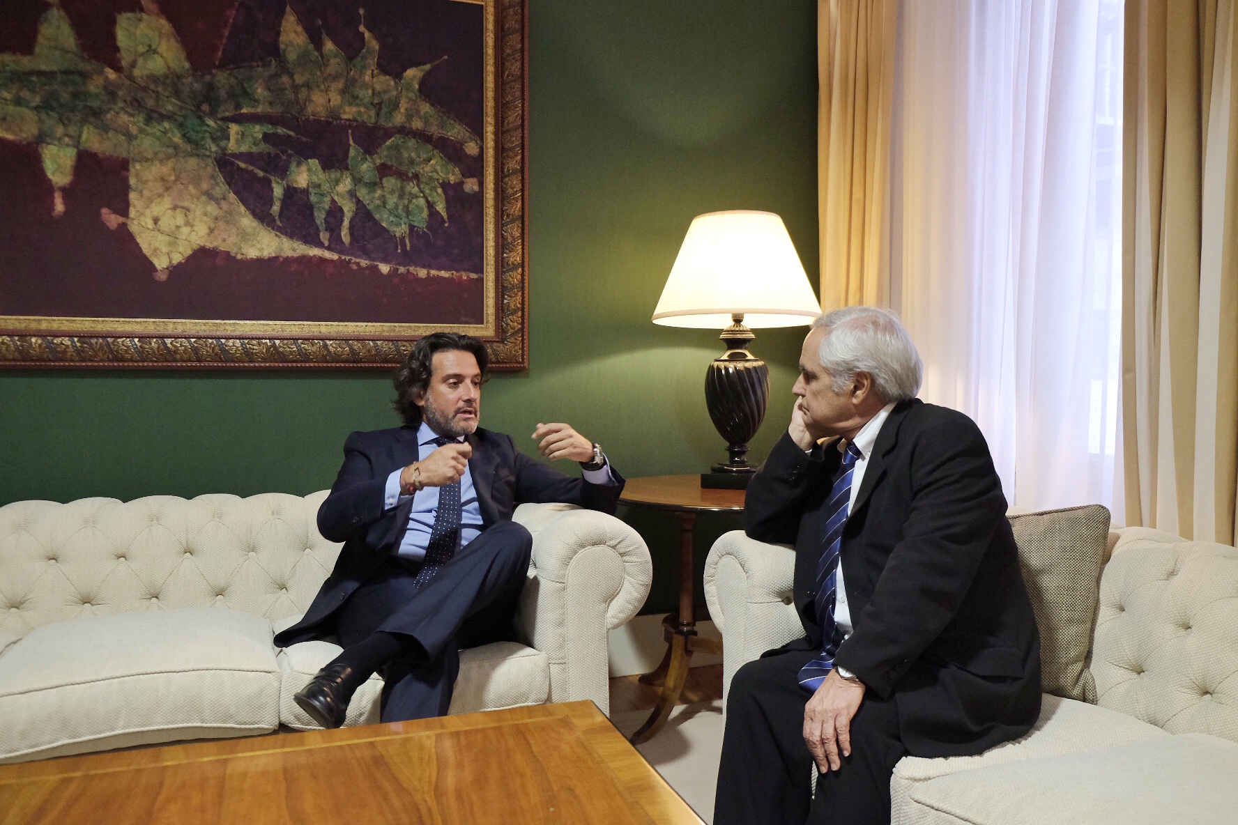 El presidente del Parlamento de Canarias junto al periodista Juan Cruz