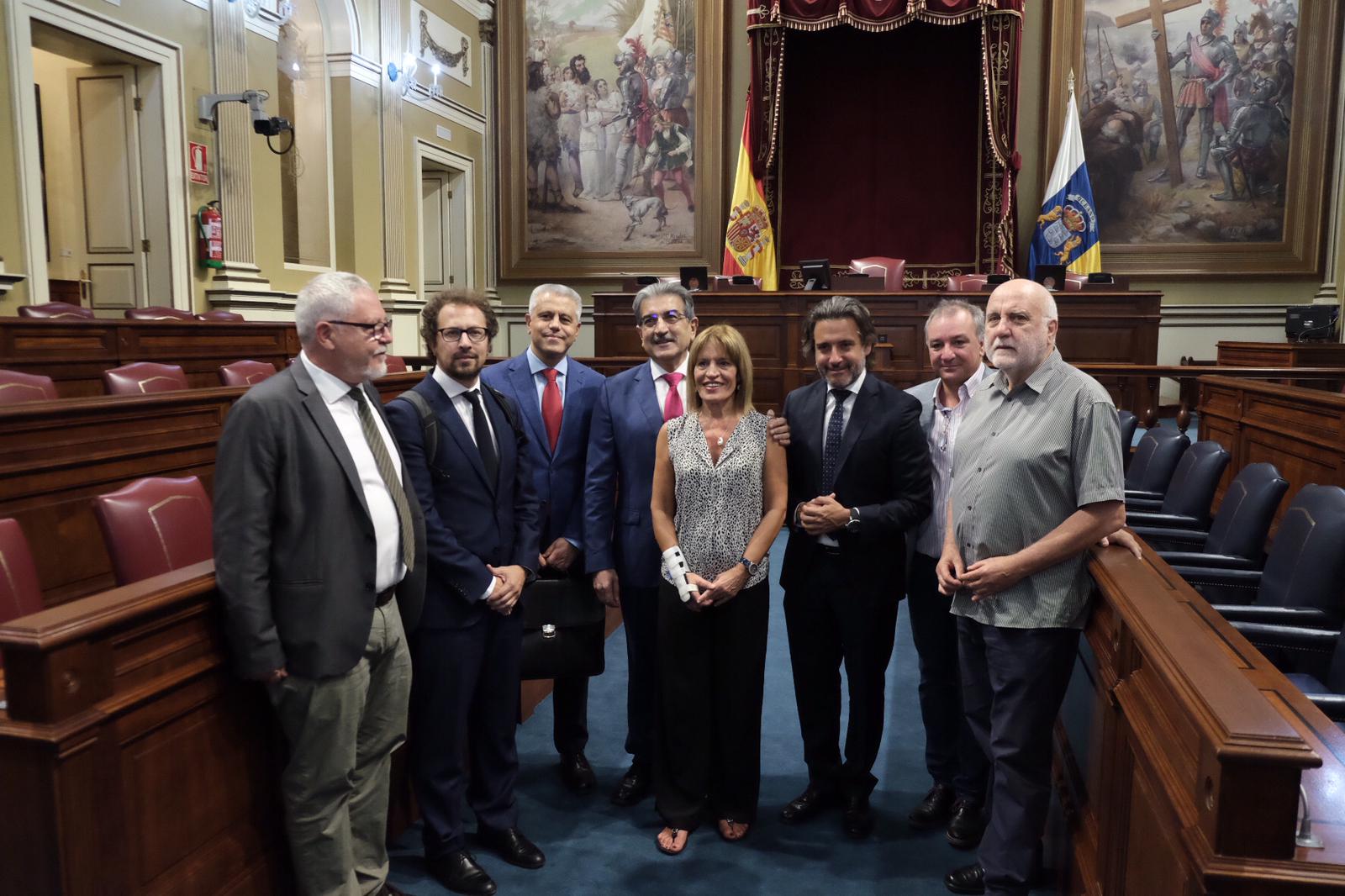 Un momento tras la entrega del proyecto de Ley de Presupuestos Generales para la Comunidad Autónoma de Canarias 2020