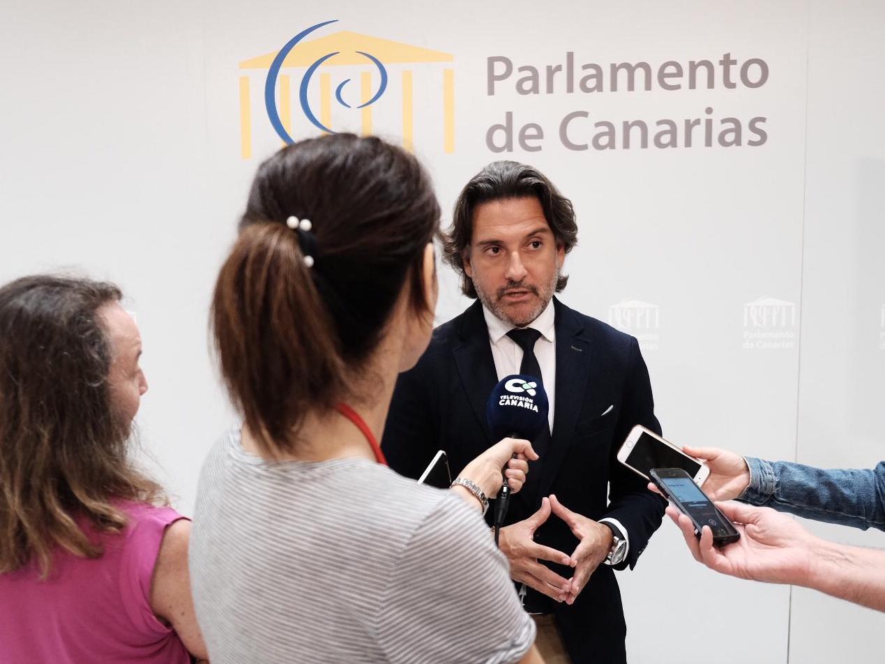 El presidente del Parlamento de Canarias, Gustavo Matos, atendiendo a los medios de comunicación