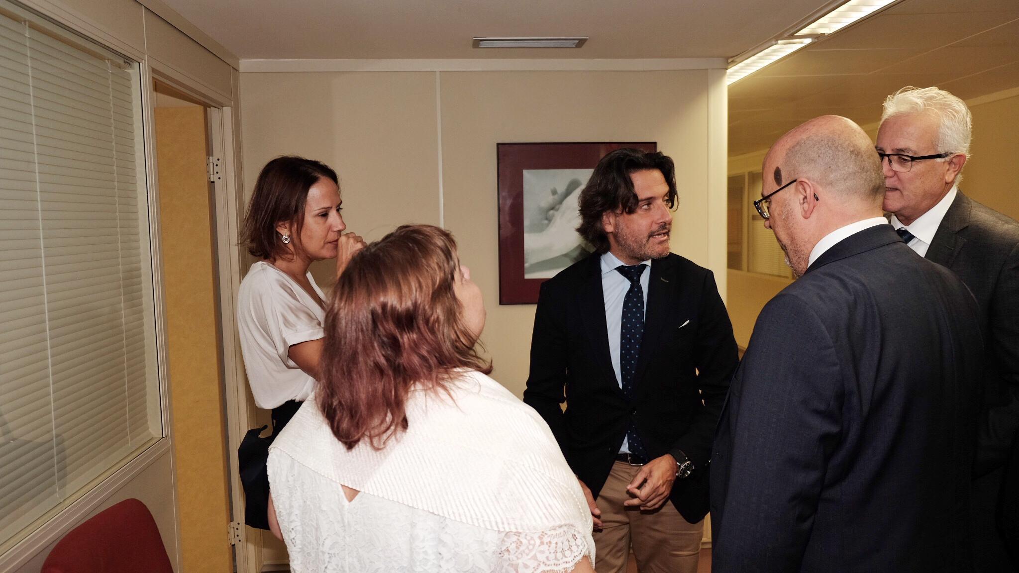 El presidente del Parlamento de Canarias durante su visita a la Fundación Once