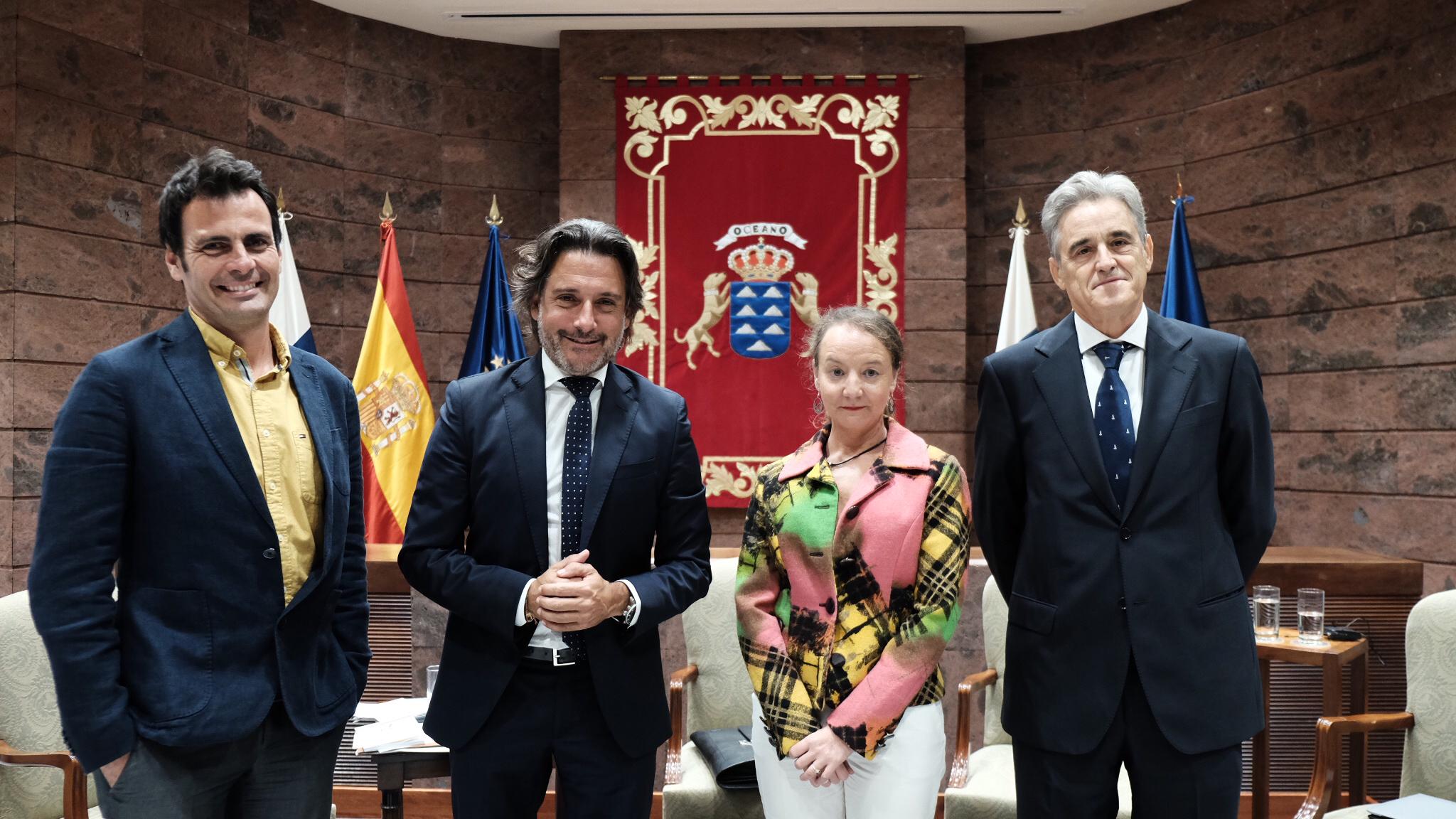 El presidente del Parlamento canario con los participantes al foro sobre el Estatuto, Víctor Cuesta López, Almudena Sánchez Aragón y Antonio Domínguez Vila