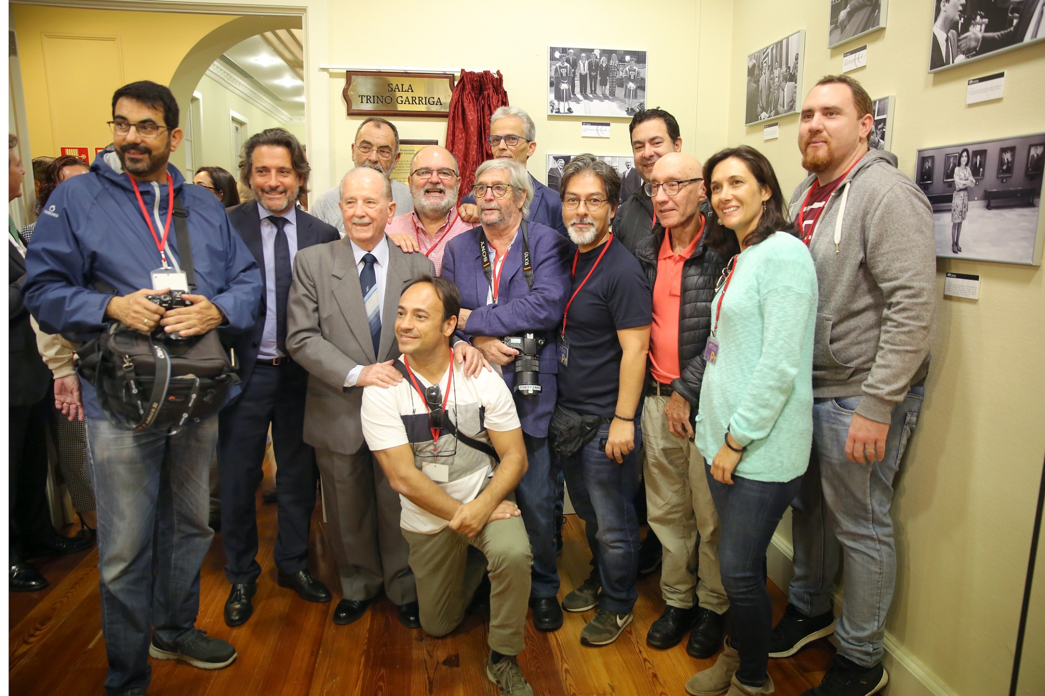 El fotógrafo Trino Garriga posa junto a los compañeros de prensa