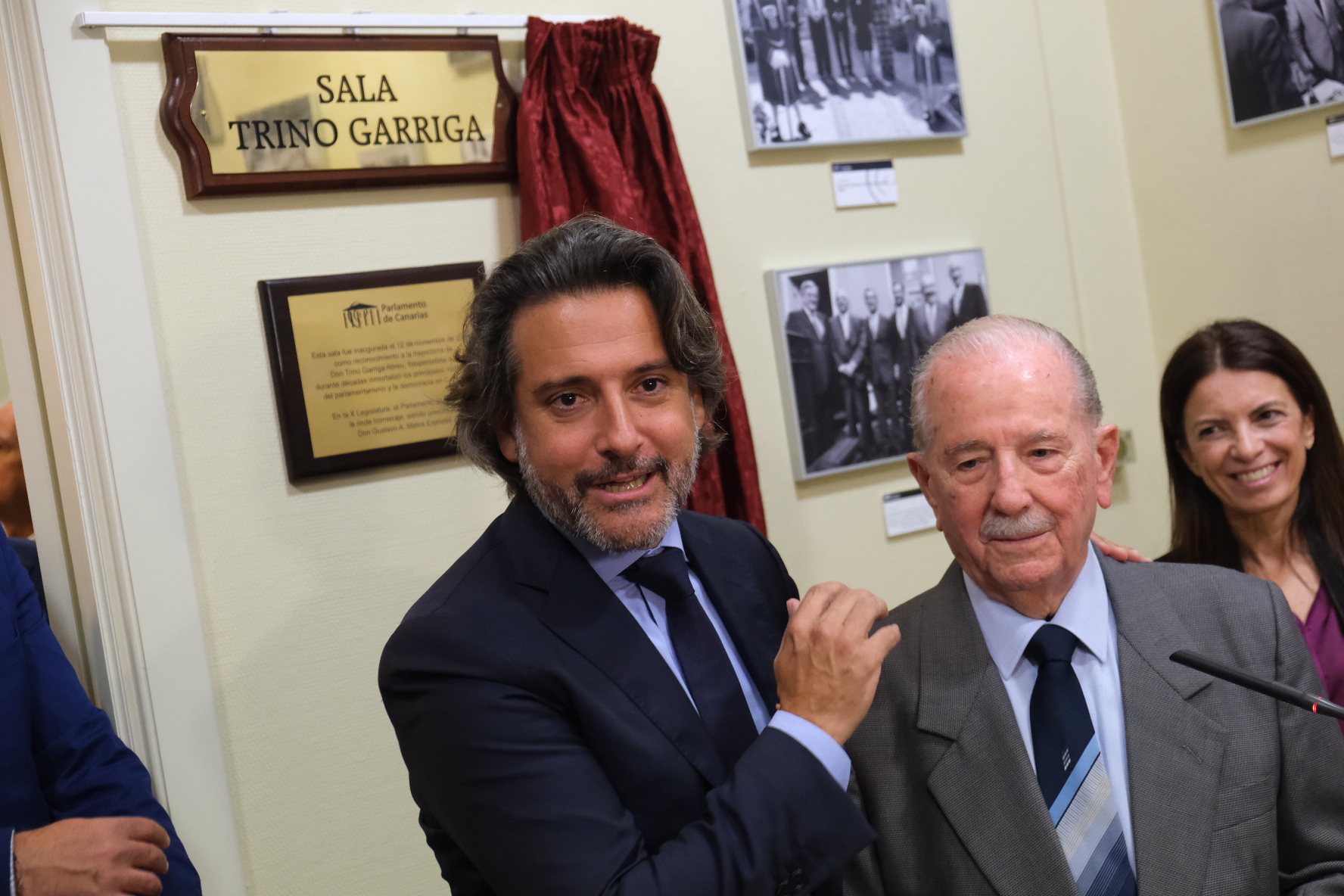 Trino Garriga junto a Gustavo Matos, presidente del Parlamento de Canarias