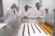 Fotografía Gustavo Matos visita la fábrica de chocolate Uniconf, ejemplo inversor en las islas 