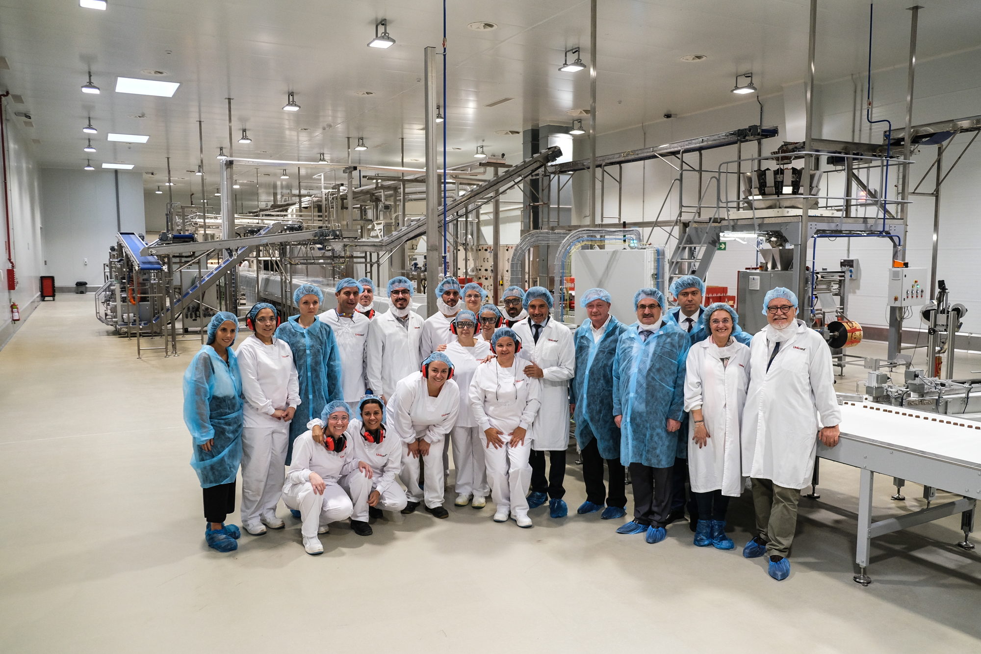El presidente del Parlamento de Canarias junto a parte del equipo de trabajadores y trabajadoras de la fábrica